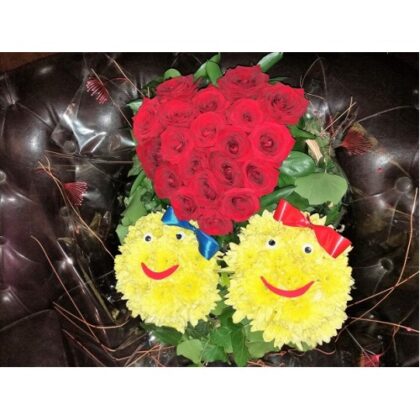 Aranjament 2 smiley face si o inima din 20 trandafiri
