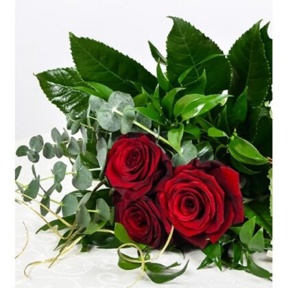 Buchet 3 trandafiri si verdeata ieftin