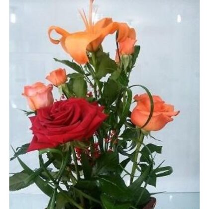 Buchet asortat trandafiri si crin