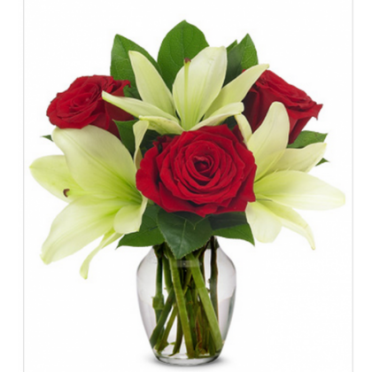 Buchet compus din 5 fire trandafiri 2 fire crin si plante