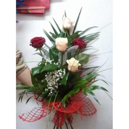 Buchet din 5 fire trandafiri gypsophila si plante