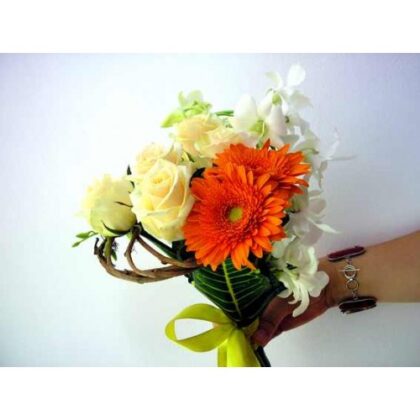 Buchet trandafiri gerbera orhidee