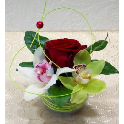 Aranjament floral cu orhidee si trandafiri